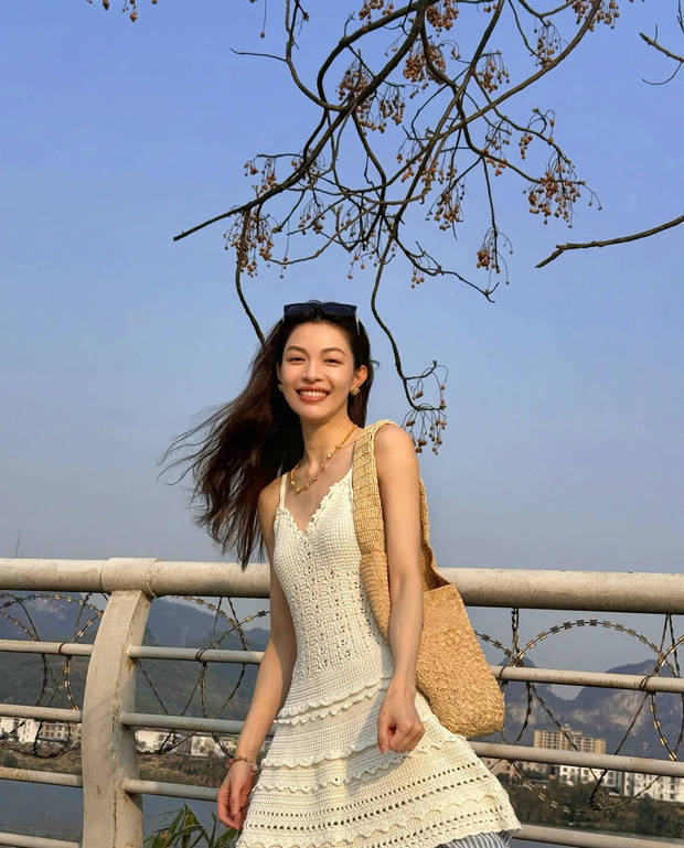 钟楚曦穿小白裙，春天美得不像话