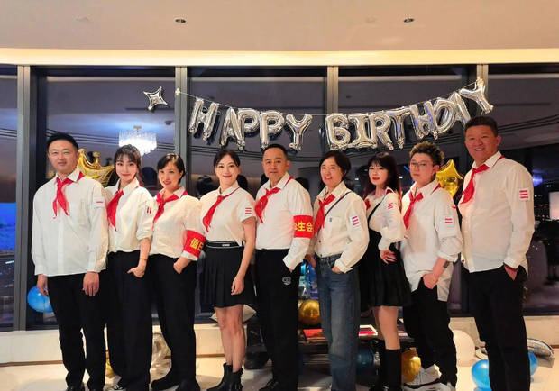杨幂妈妈61岁生日照曝光，白衬衫搭红领巾超显年轻