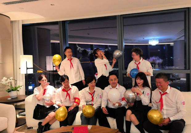 杨幂妈妈61岁生日照曝光，白衬衫搭红领巾超显年轻
