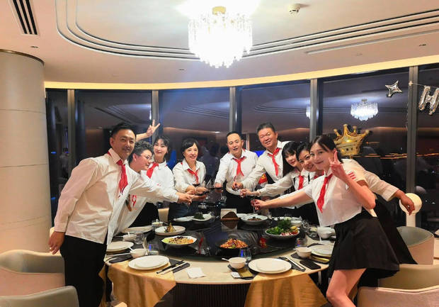 杨幂妈妈61岁生日照曝光，白衬衫搭红领巾超显年轻