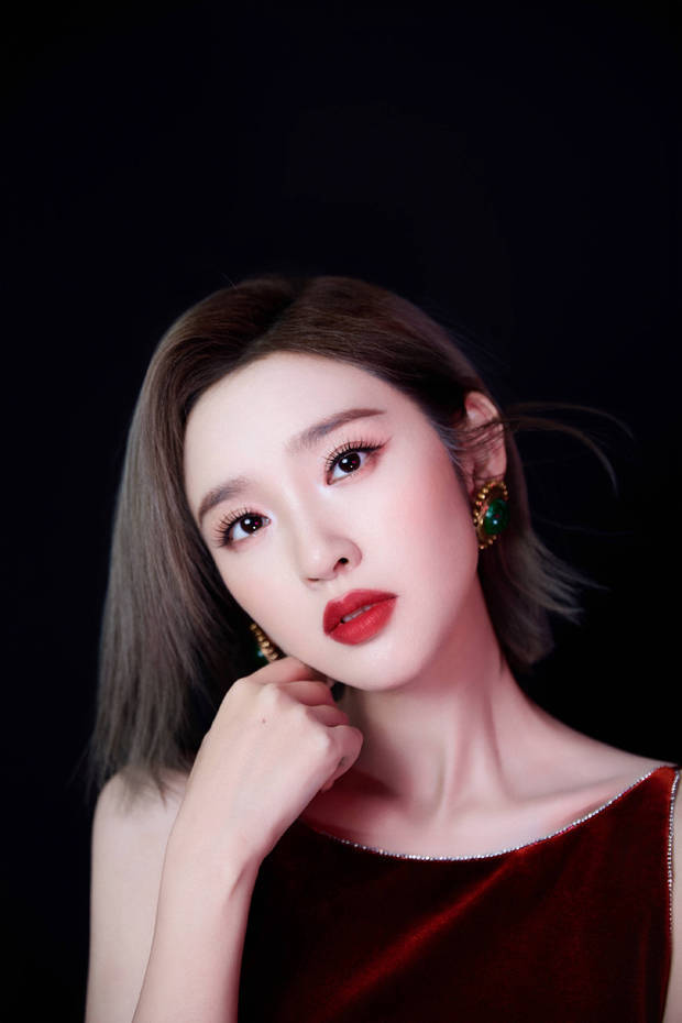 唐艺昕穿红丝绒露背裙，美得不要不要的，红唇烈焰超有女人味