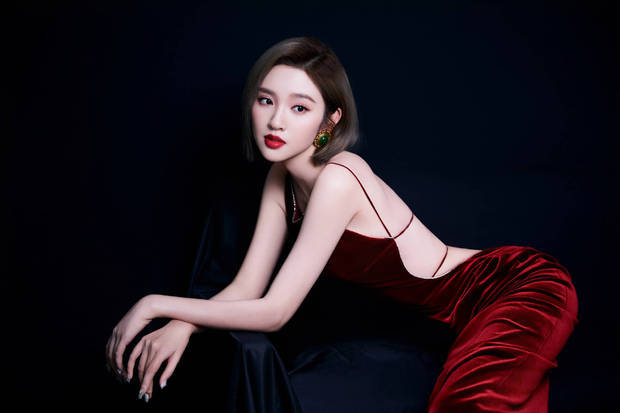 唐艺昕穿红丝绒露背裙，美得不要不要的，红唇烈焰超有女人味