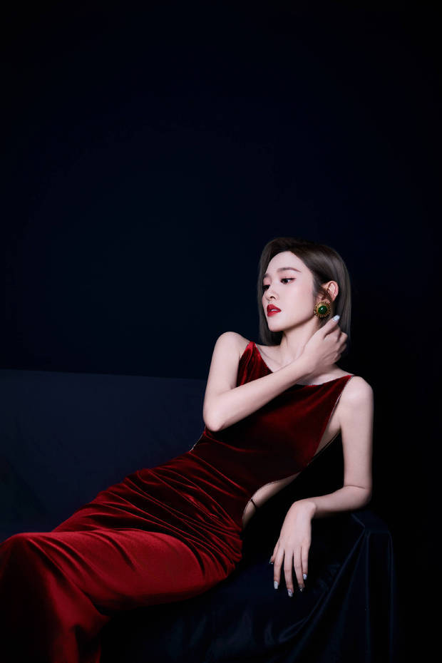 唐艺昕穿红丝绒露背裙，美得不要不要的，红唇烈焰超有女人味