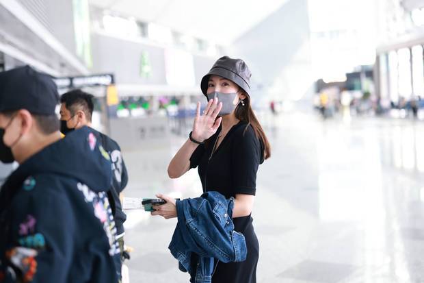 林志颖和陈若仪夫妇现身上海虹桥，对着镜头比耶超甜