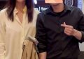 50岁徐静蕾和男友国外晒照，素颜穿白衬衫，瘦身后看起来超棒！少女感满满！缩略图