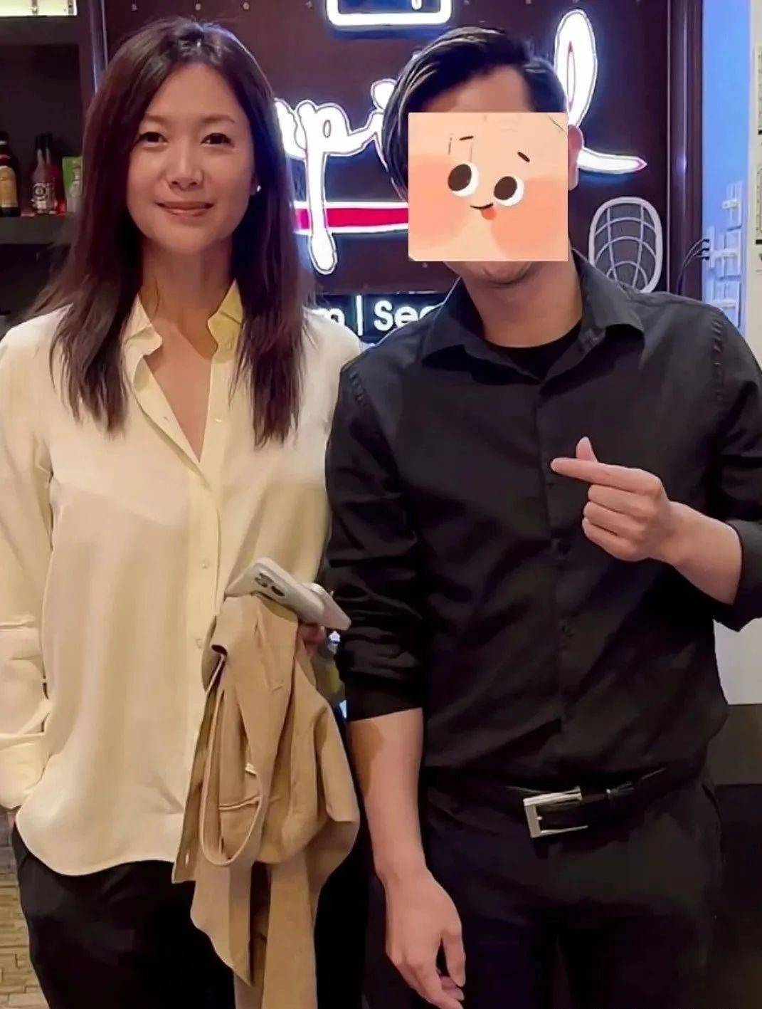 50岁徐静蕾和男友国外晒照，素颜穿白衬衫，瘦身后看起来超棒！少女感满满！