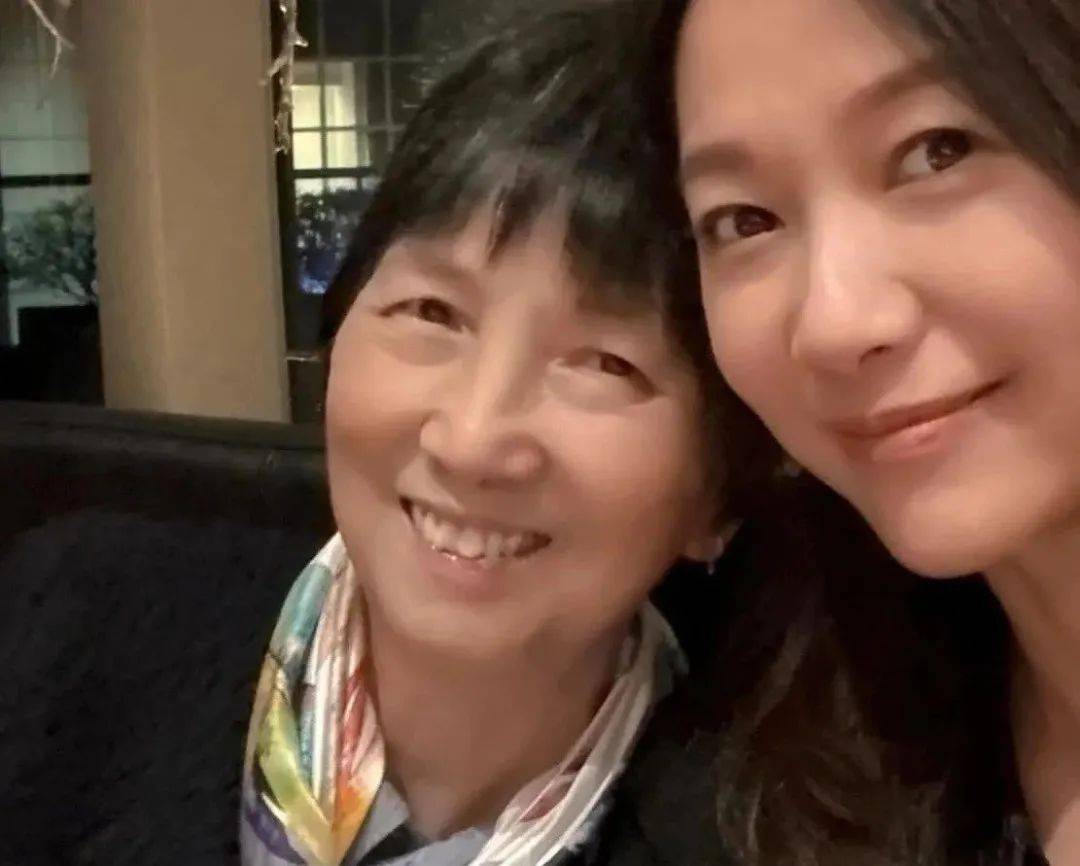 50岁徐静蕾和男友国外晒照，素颜穿白衬衫，瘦身后看起来超棒！少女感满满！