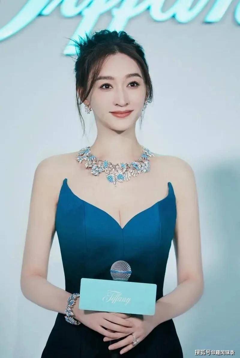 李小冉老照片被扒，穿抹胸长裙也藏不住好身材，原来被渣男威胁了4年！