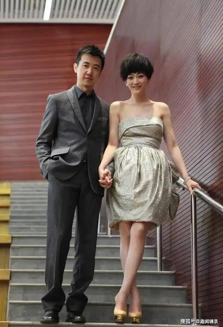 李小冉老照片被扒，穿抹胸长裙也藏不住好身材，原来被渣男威胁了4年！