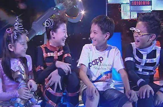 童星被亲妈用板凳砸脸，这哪是爱？分明是伤害！