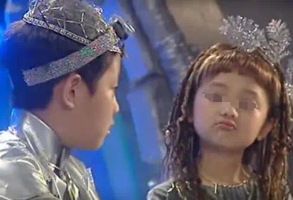 童星被亲妈用板凳砸脸，这哪是爱？分明是伤害！