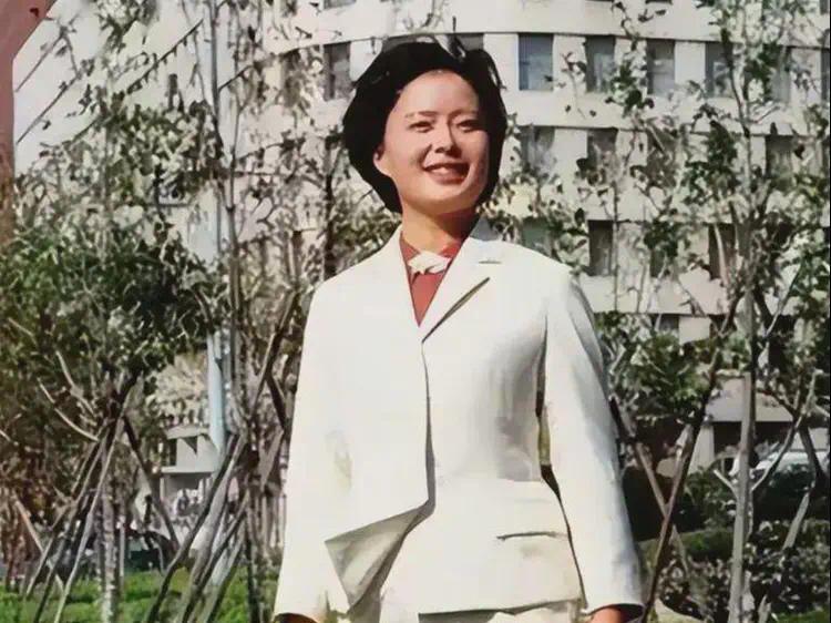 32年前离开央视去了国外的主持人杜宪，现在过得咋样？