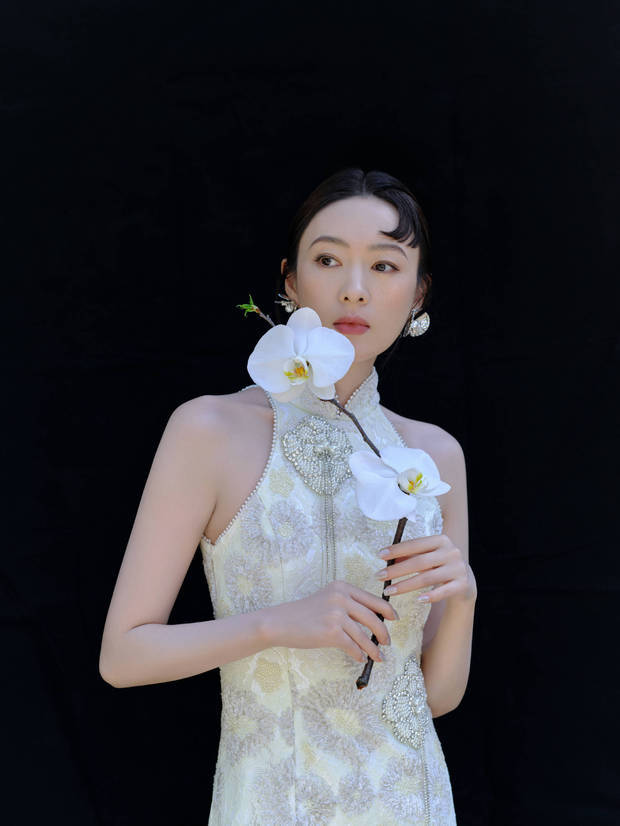 童瑶穿新中式无袖长裙，东方古典美全展现出来了