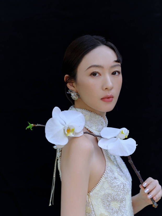 童瑶穿新中式无袖长裙，东方古典美全展现出来了
