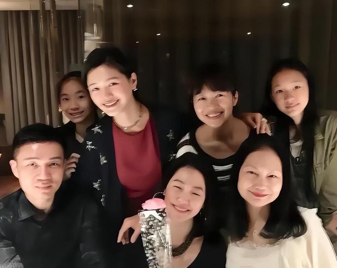 S妈好像有高人帮忙，晒了抱小玥儿的照片，证明自己是好姥姥不是坏外婆
