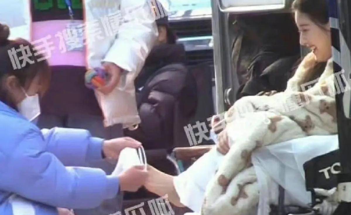 助理帮忙穿袜子，妈妈来收拾行李，这些娱乐圈的巨婴明星也太离谱了吧