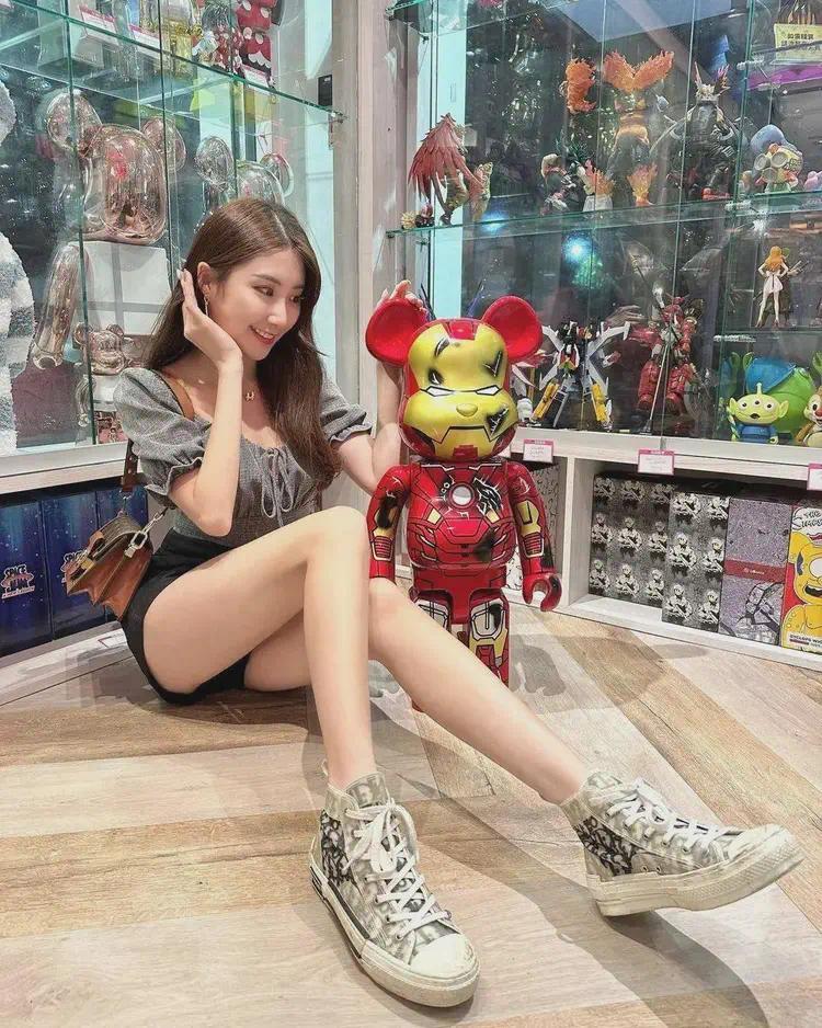台妹的S曲线真让人着迷，腰臀比太完美了
