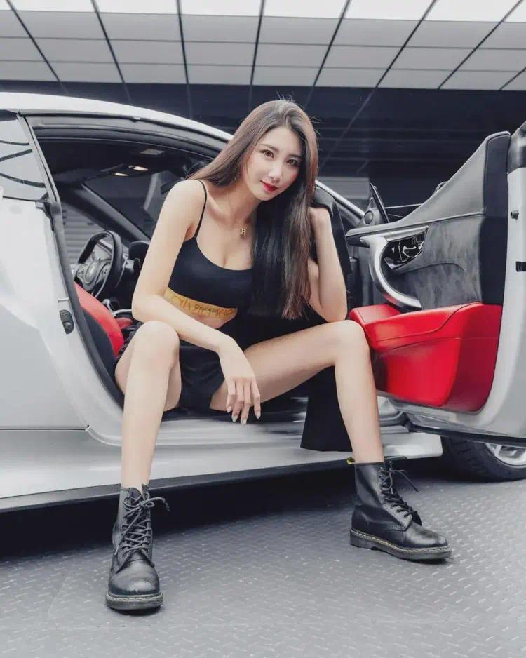 台妹的S曲线真让人着迷，腰臀比太完美了