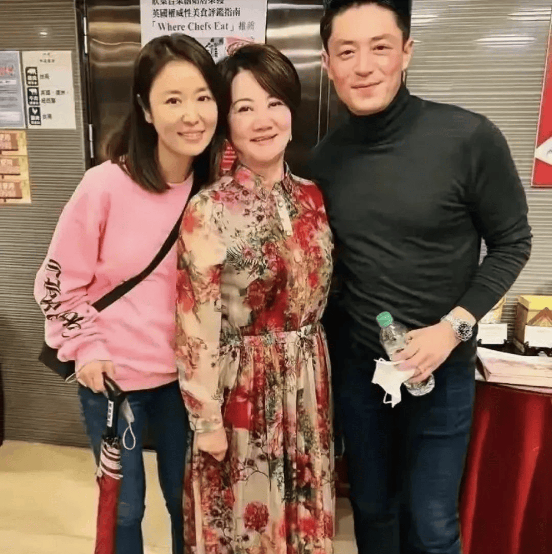 49岁林心如给老妈过生日，穿粉色卫衣超减龄，霍建华在旁边帅炸了！