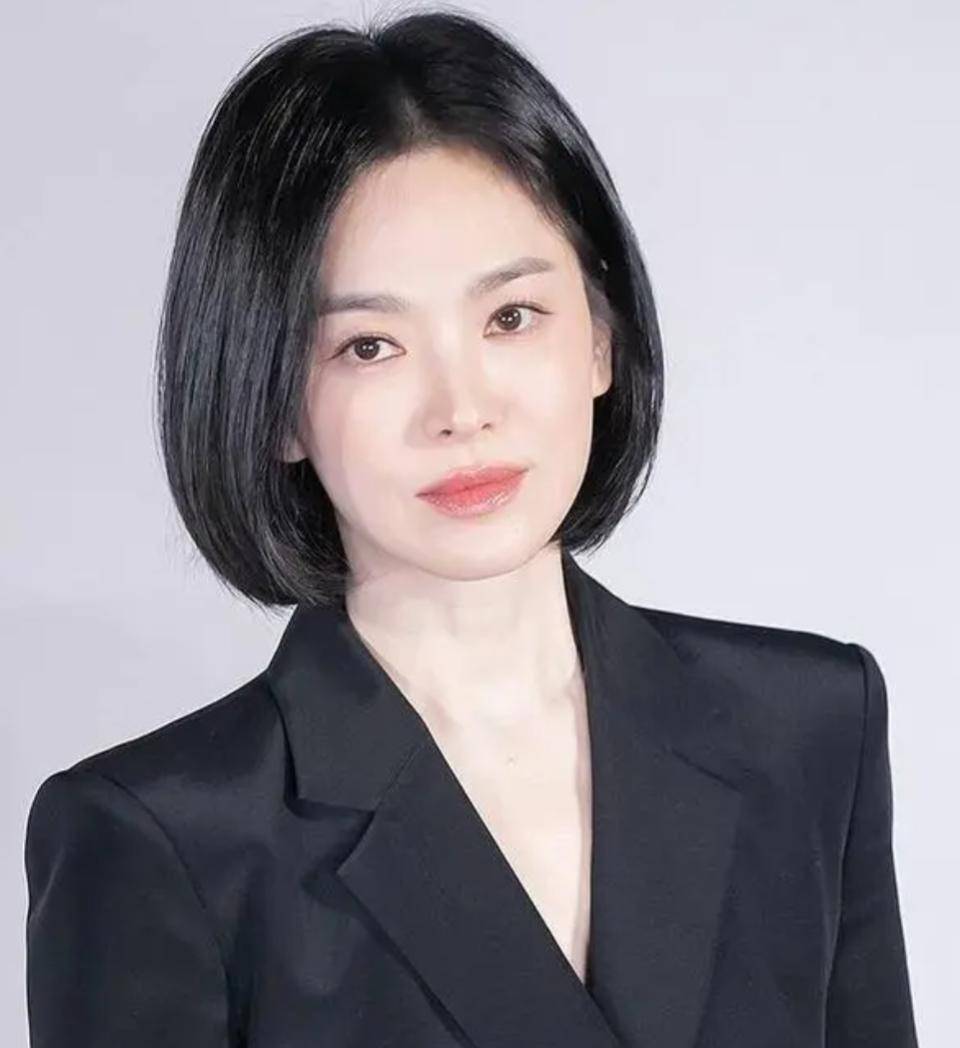 42岁的宋慧乔短发配黑西装，美得不像话，气质依旧超优雅