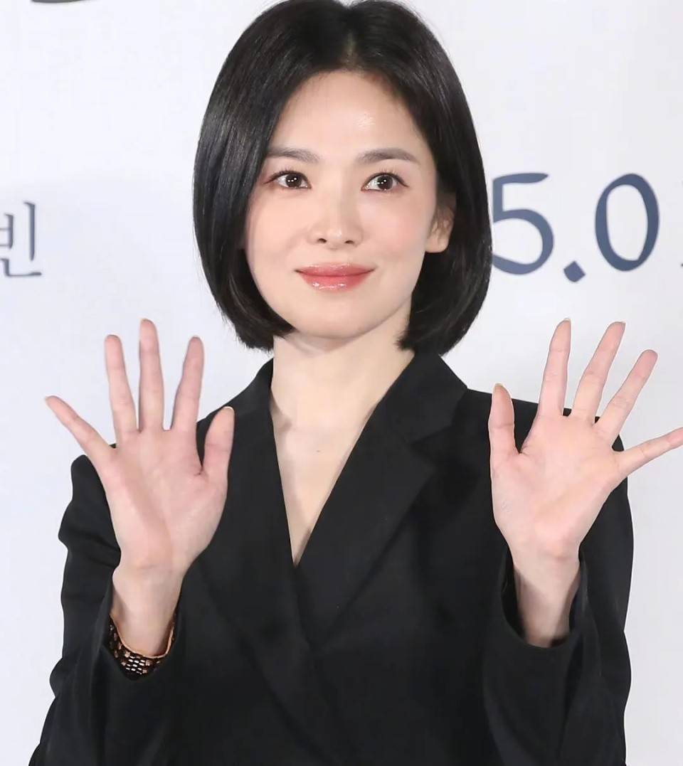 42岁的宋慧乔短发配黑西装，美得不像话，气质依旧超优雅