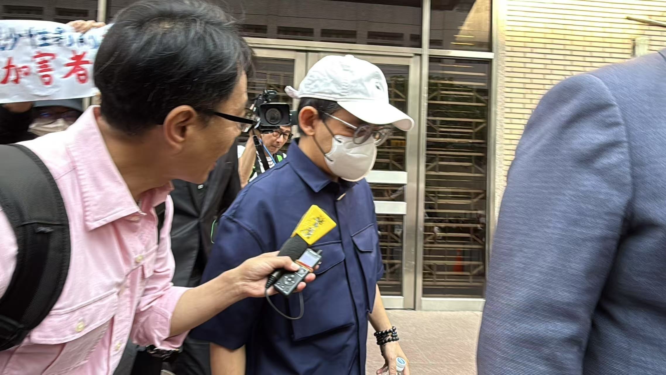 黄子佼藏了上千个未成年性视频，今天二审他出现在法院