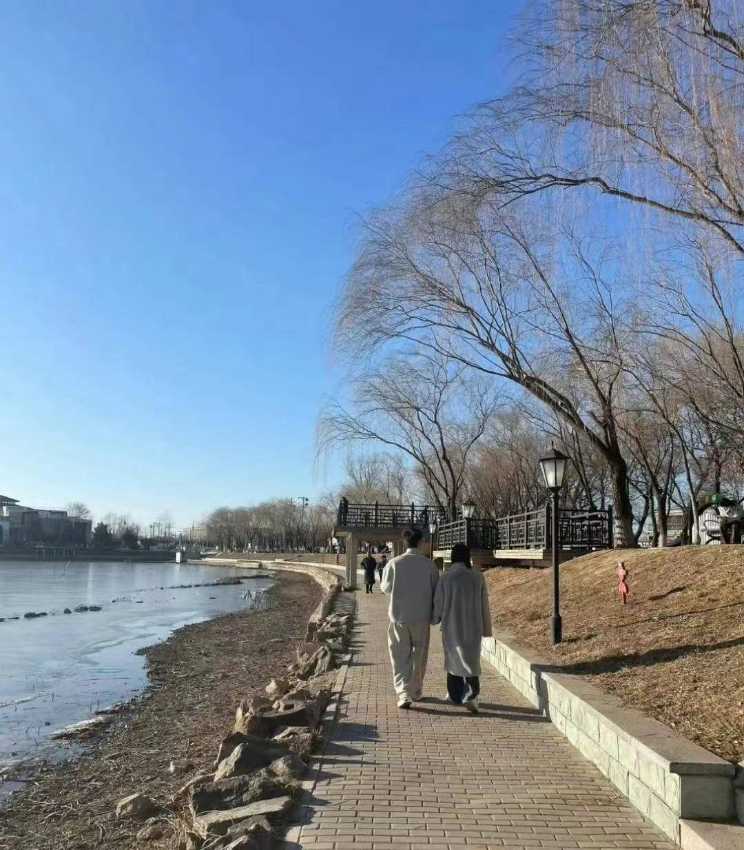 吴谨言生完孩子后首次露面，身材恢复得太厉害了，怀孕时还边拍戏边跳舞呢