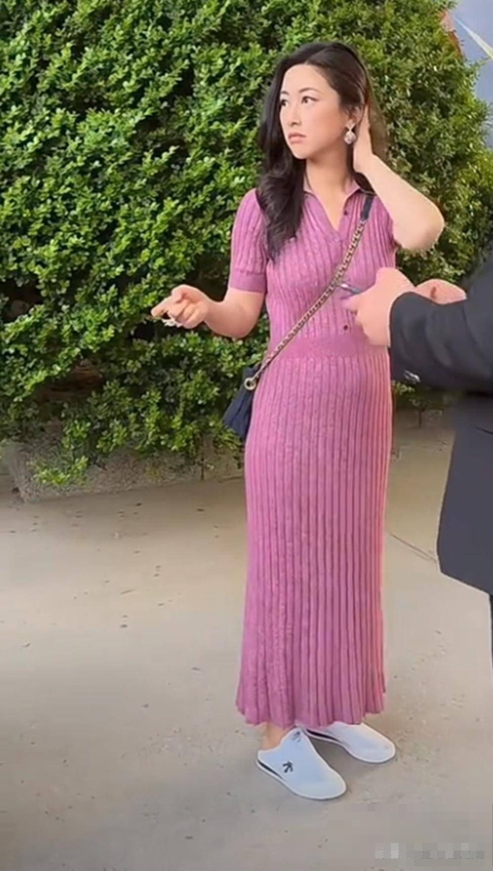 朱珠晒照惹起身材焦虑讨论？这才叫真实生活！女神的优雅典范！