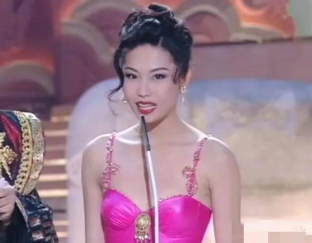 TVB当年的花旦近照曝光，52岁依然美得惊人，豪宅内外都是故事