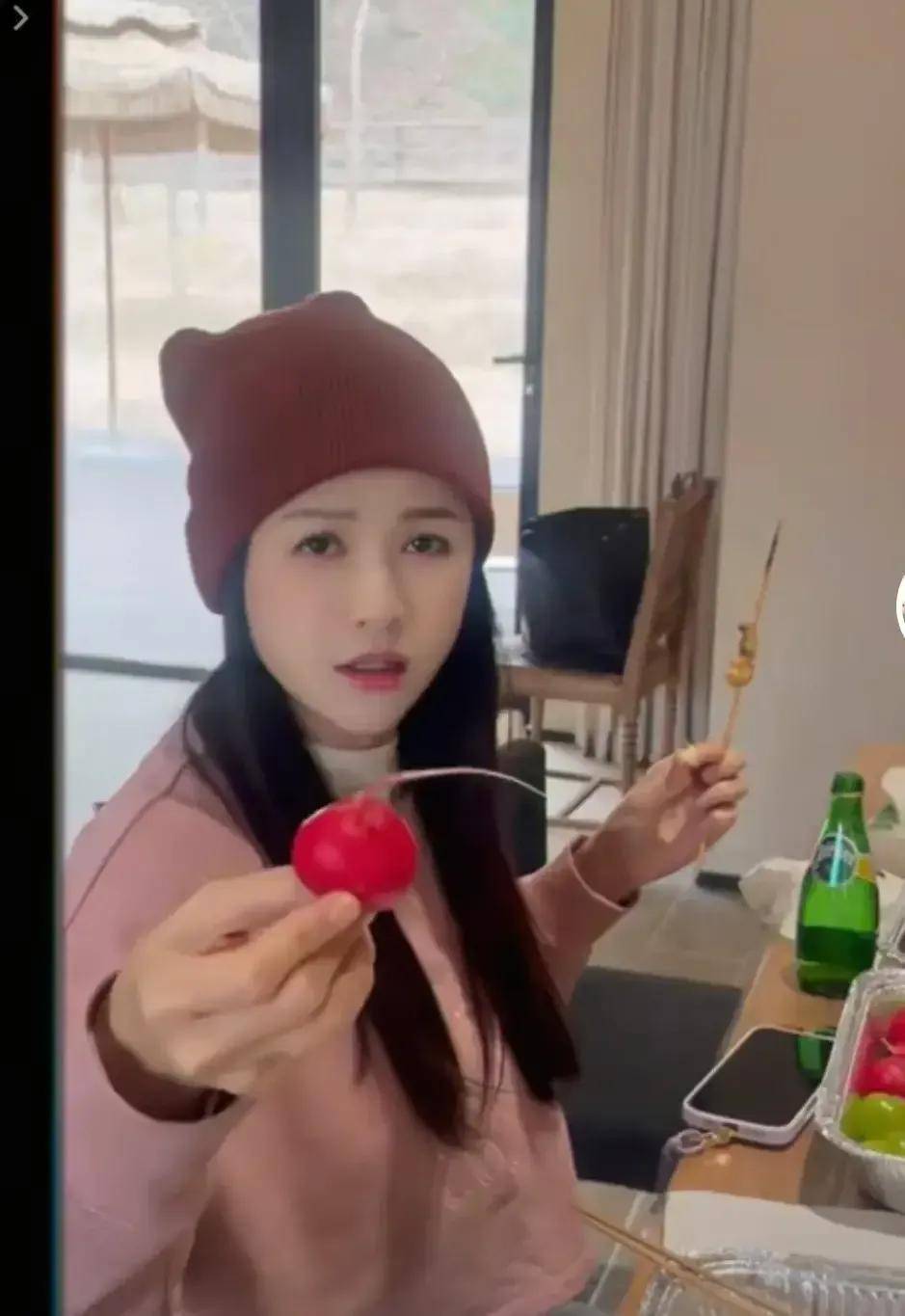 陈乔恩私下互动太可爱啦！美食体验又好玩又吸粉，冻龄模样再次被夸赞