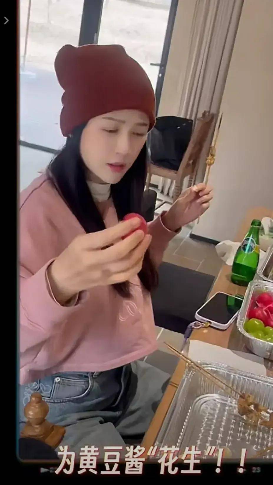 陈乔恩私下互动太可爱啦！美食体验又好玩又吸粉，冻龄模样再次被夸赞
