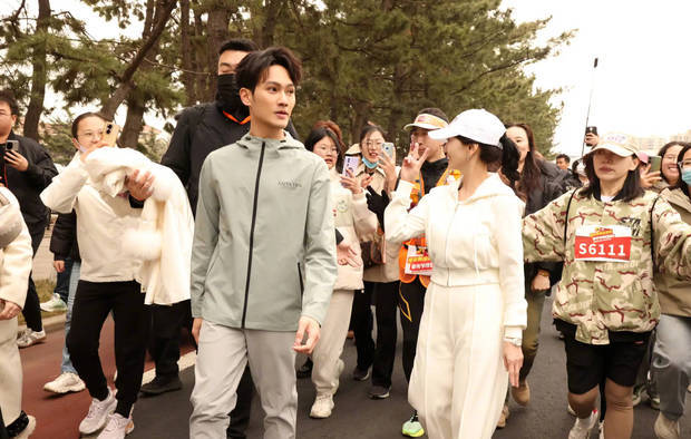 赵雅芝和儿子黄恺杰跑马拉松，白衣造型超亮眼
