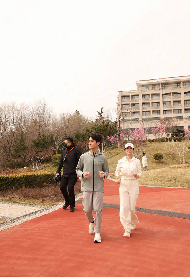 赵雅芝和儿子黄恺杰跑马拉松，白衣造型超亮眼