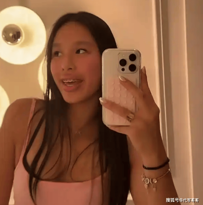 张庭16岁女儿T台首秀，大家觉得不好看，她却说：我自己开心就好