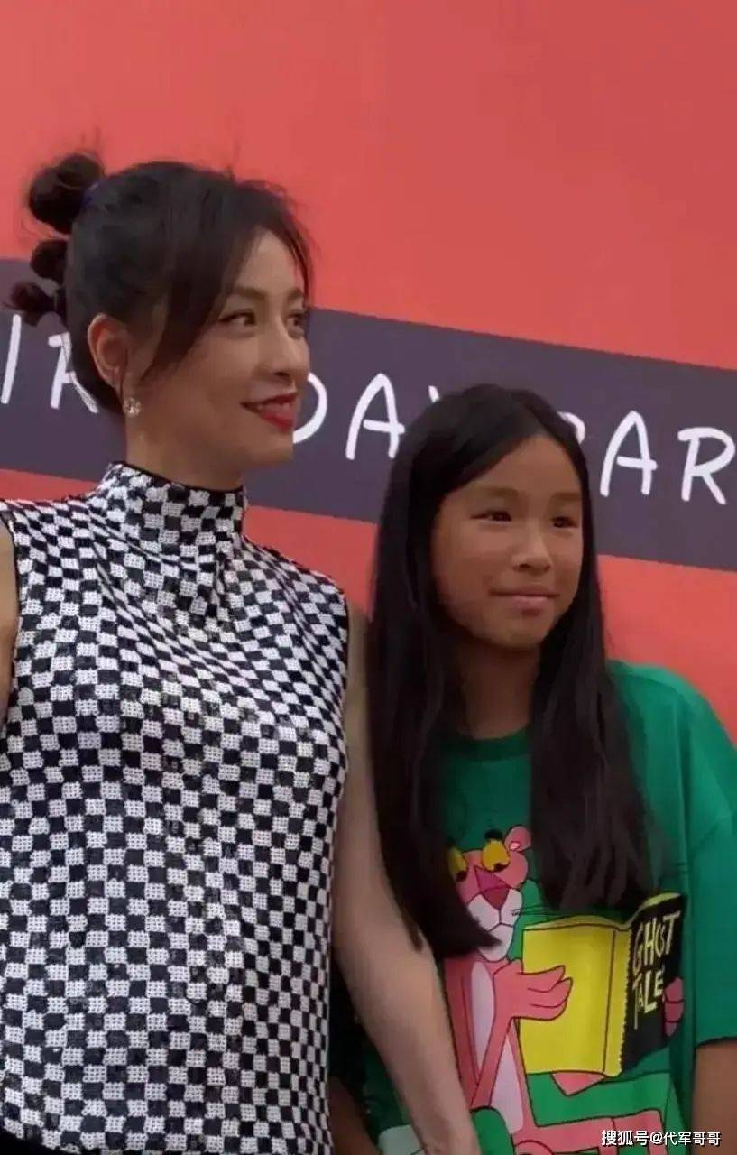 张庭16岁女儿T台首秀，大家觉得不好看，她却说：我自己开心就好