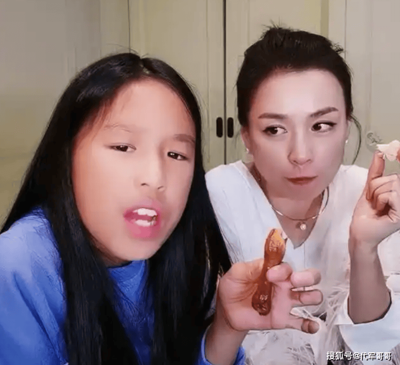 张庭16岁女儿T台首秀，大家觉得不好看，她却说：我自己开心就好