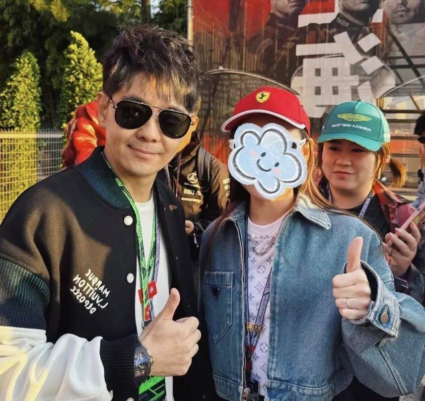 林志颖来上海看车赛，老婆的长腿太吸睛，和粉丝合照超亲切没架子。