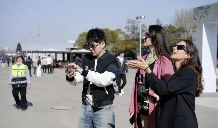 林志颖来上海看车赛，老婆的长腿太吸睛，和粉丝合照超亲切没架子。