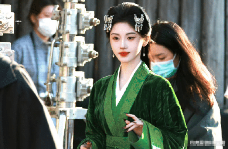 鞠婧祎穿丝绒绿裙太美了！郭敬明这次选对人了，网友狂赞：美神下凡