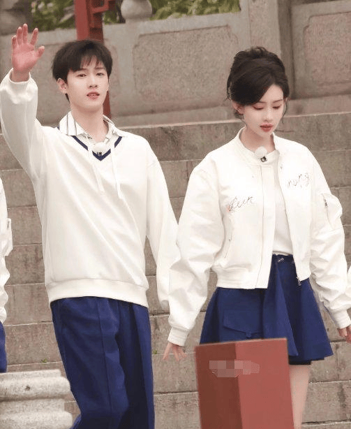 孟子义和李昀锐在《奔跑吧》穿校服拍的情侣照甜炸了，网友喊话：这不是公费恋爱是什么！