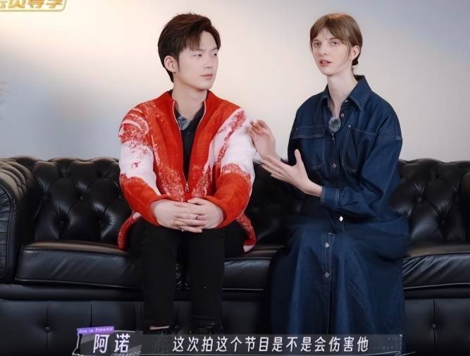 董力老婆晒美照！阿诺在上海市中心悠哉喝咖啡，超模风范再现真好看