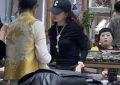 汪峰女友逛和田玉店被撞个正着，一身bling bling太吸睛，皮裤坐着略显尴尬！缩略图