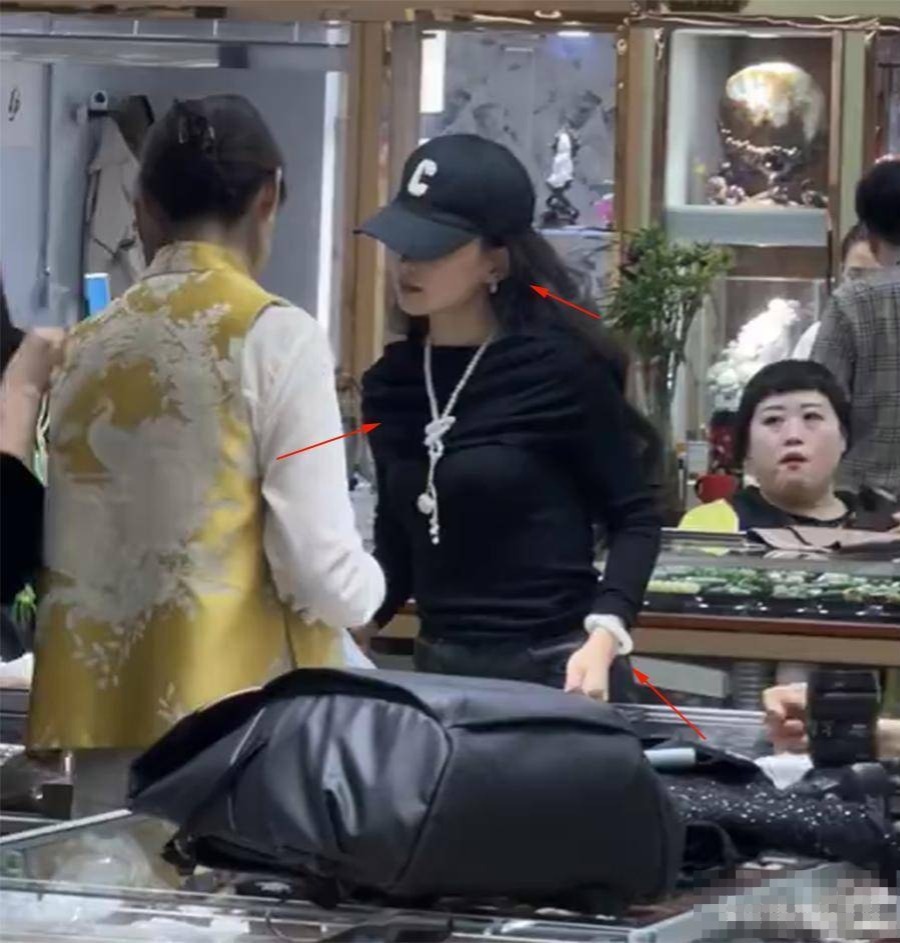 汪峰女友逛和田玉店被撞个正着，一身bling bling太吸睛，皮裤坐着略显尴尬！