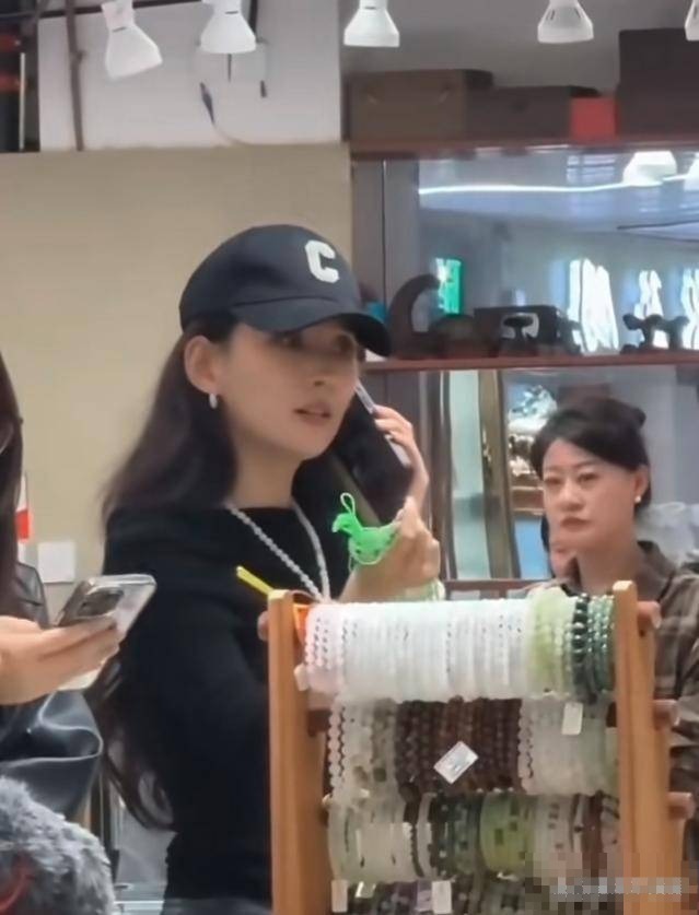 汪峰女友逛和田玉店被撞个正着，一身bling bling太吸睛，皮裤坐着略显尴尬！
