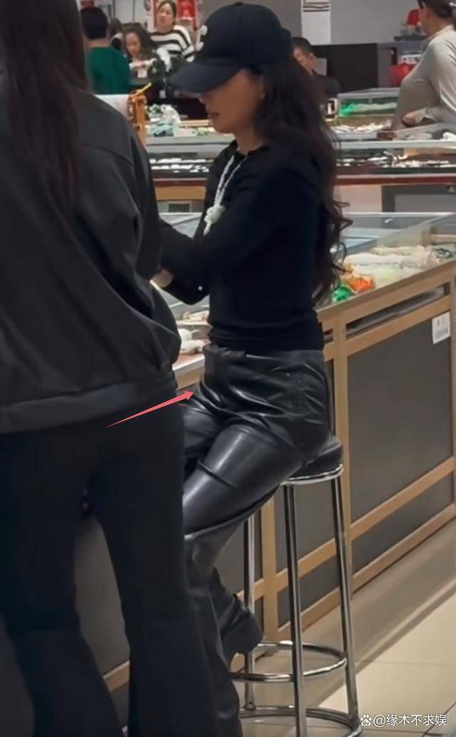 汪峰女友逛和田玉店被撞个正着，一身bling bling太吸睛，皮裤坐着略显尴尬！