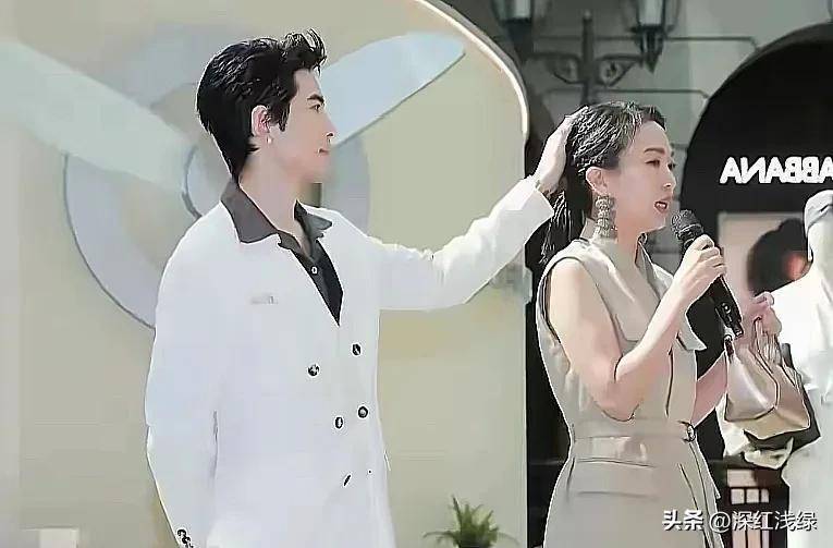37岁的萧敬腾和他51岁的老婆参加活动，笑得合不拢嘴，这也太幸福了吧！
