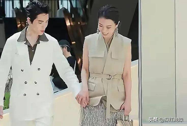 37岁的萧敬腾和他51岁的老婆参加活动，笑得合不拢嘴，这也太幸福了吧！