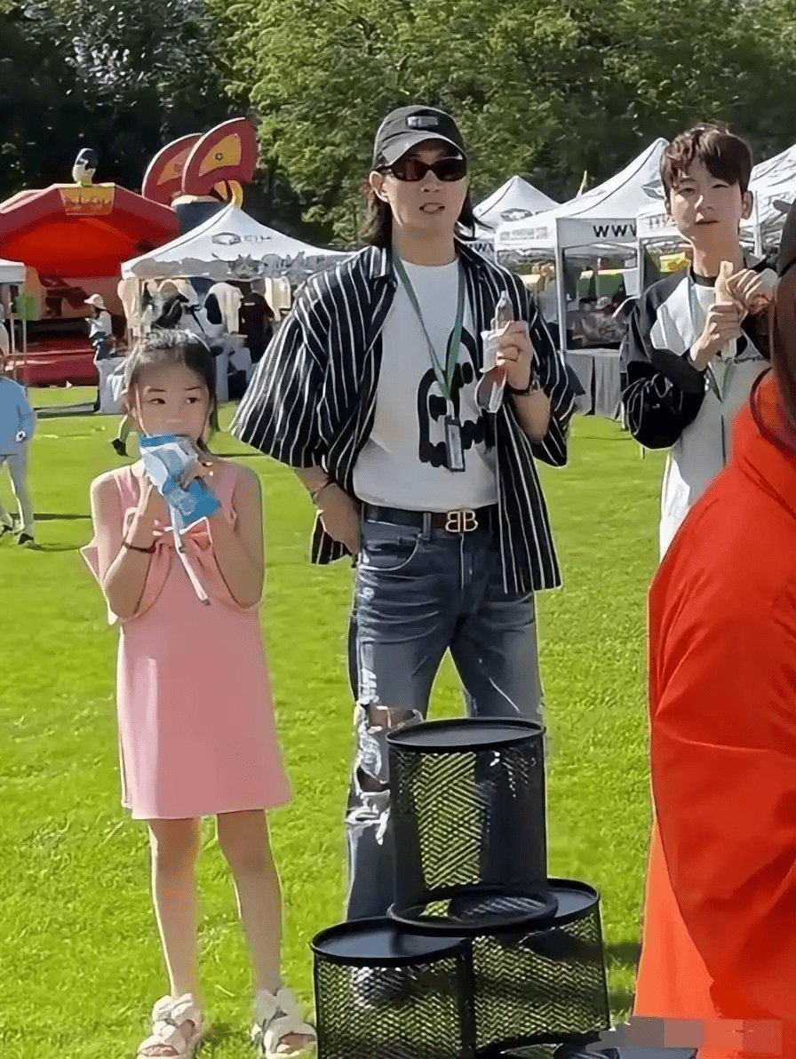 戚薇家10岁女儿正面照被曝光，瘦高个丹凤眼，跟年轻时的戚薇简直一模一样！