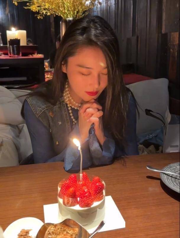 张馨予38岁生日瘦了7斤，和老妈喝酒超温馨画面曝光