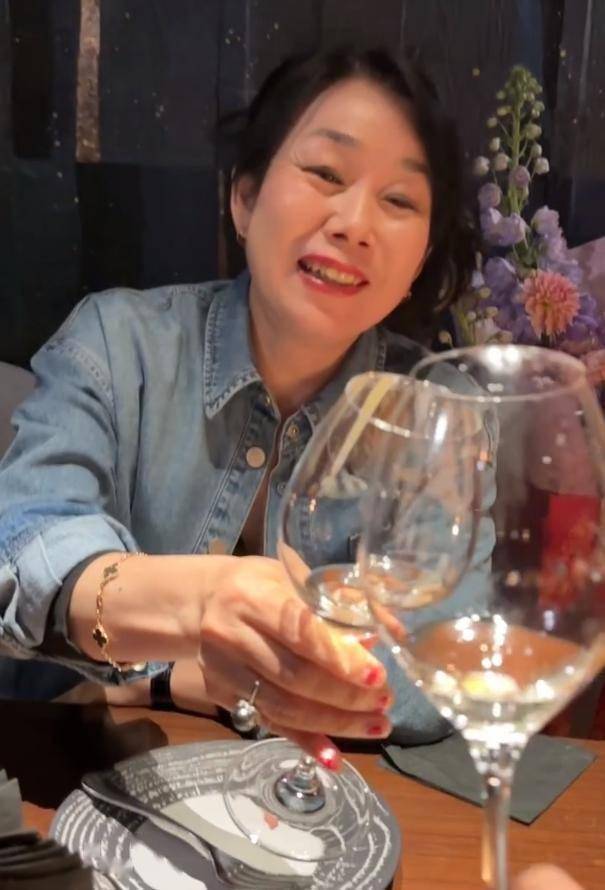 张馨予38岁生日瘦了7斤，和老妈喝酒超温馨画面曝光